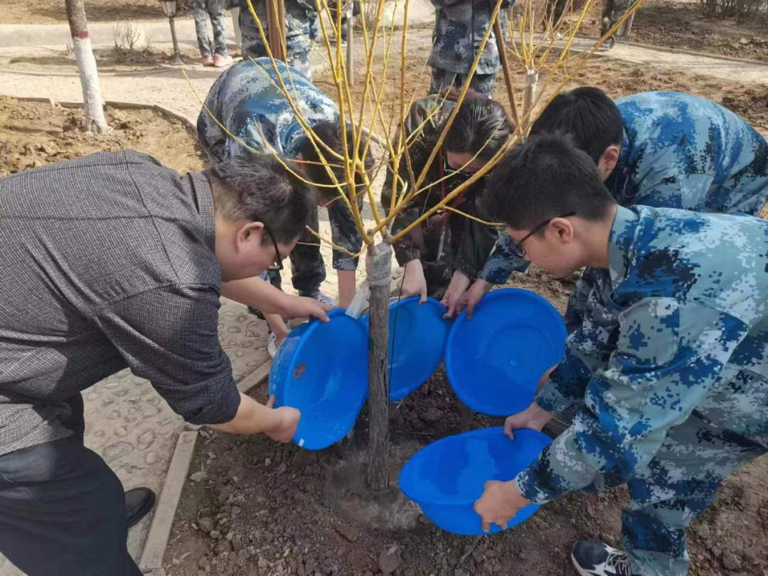 beat365官网|管理学院|手植绿茵 播洒希望