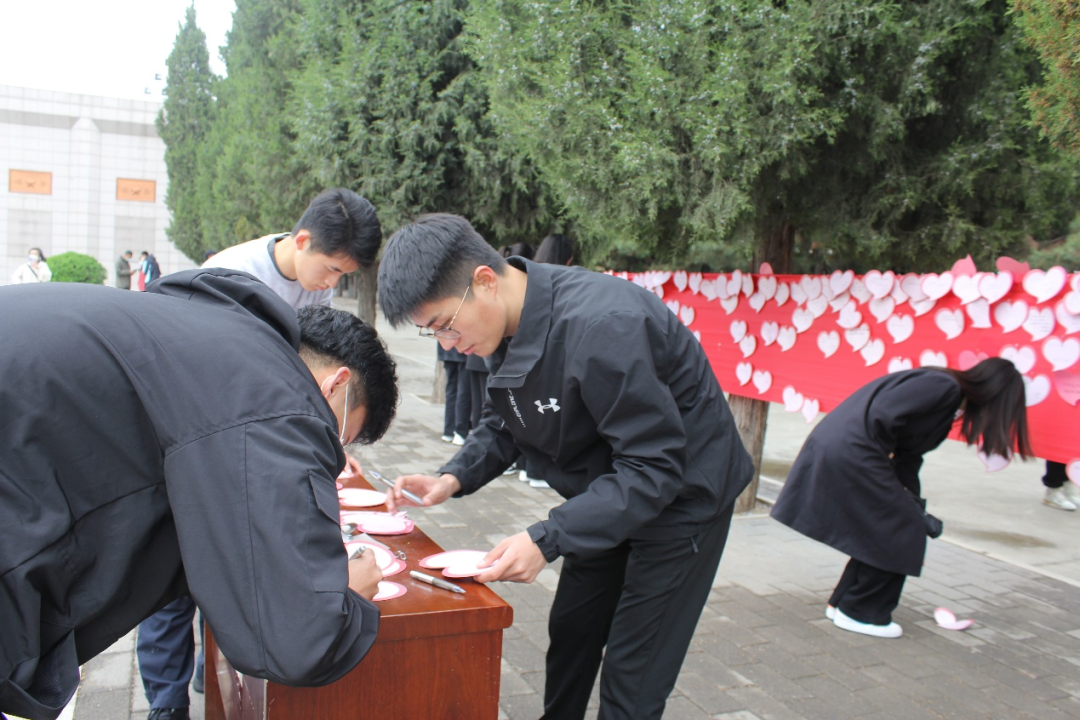 beat365官网|管理学院|忆苦思甜祭烈士,风起清明表哀思