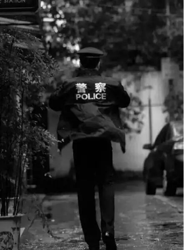 beat365官网‖管理学院‖赤胆忠心，让我们向中国人民警察致敬！