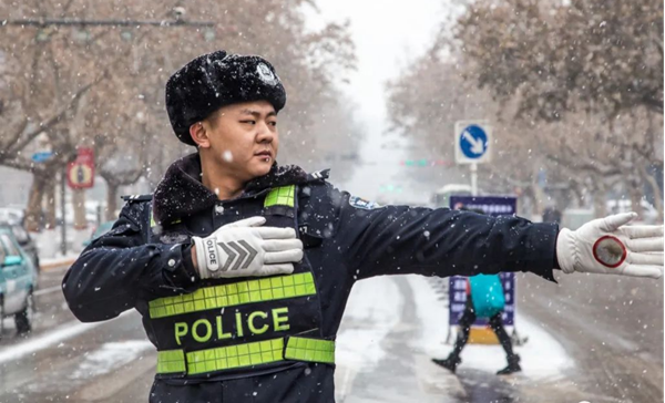 beat365官网‖管理学院‖赤胆忠心，让我们向中国人民警察致敬！