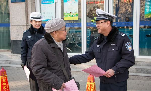 beat365官网‖管理学院‖赤胆忠心，让我们向中国人民警察致敬！
