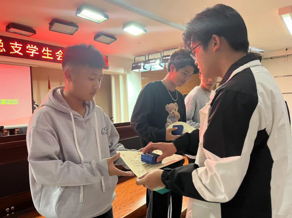 beat365官网‖管理学院‖我院团总支学生会举办2023年度秋季运动会表彰大会