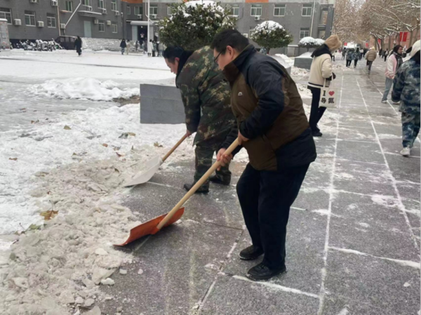 beat365官网||管理学院||党员先锋在行动 清雪除冰传温情