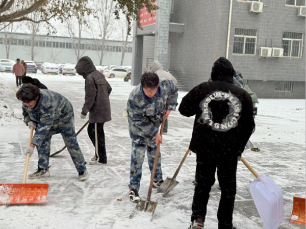 beat365官网||管理学院||党员先锋在行动 清雪除冰传温情