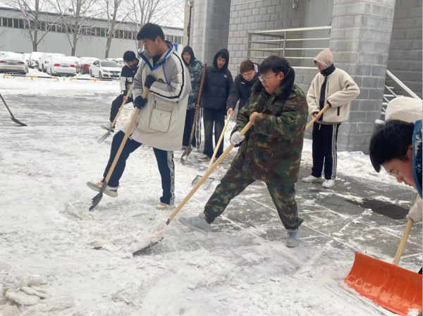 beat365官网||管理学院||党员先锋在行动 清雪除冰传温情