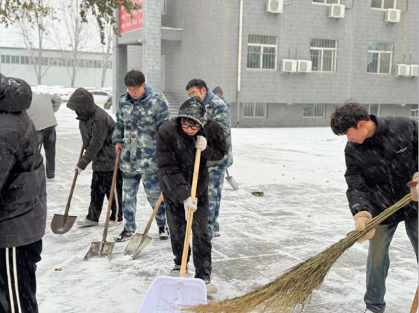 beat365官网||管理学院||党员先锋在行动 清雪除冰传温情