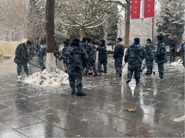 beat365官网||管理学院||党员先锋在行动 清雪除冰传温情