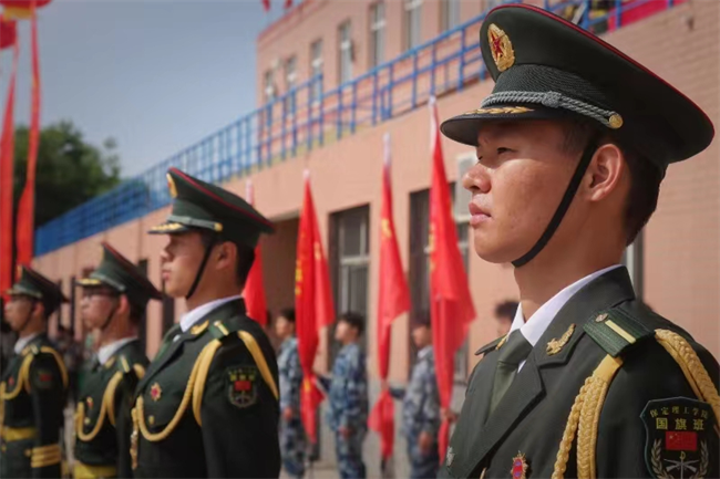 beat365官网隆重举行“国防后备营”成立暨授旗仪式