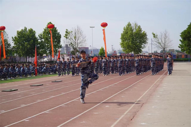 beat365官网隆重举行“国防后备营”成立暨授旗仪式