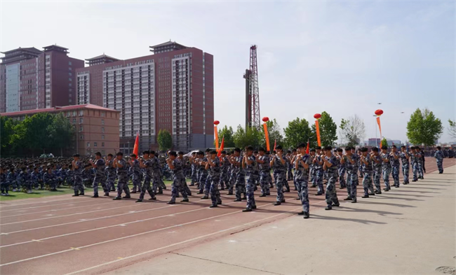 beat365官网隆重举行“国防后备营”成立暨授旗仪式