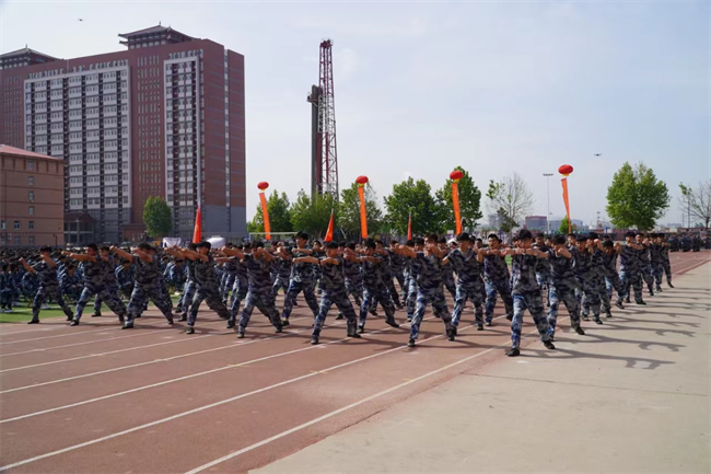 beat365官网隆重举行“国防后备营”成立暨授旗仪式