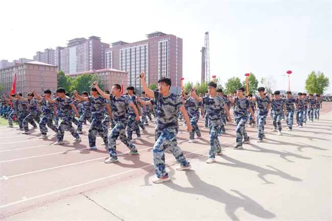 beat365官网隆重举行“国防后备营”成立暨授旗仪式