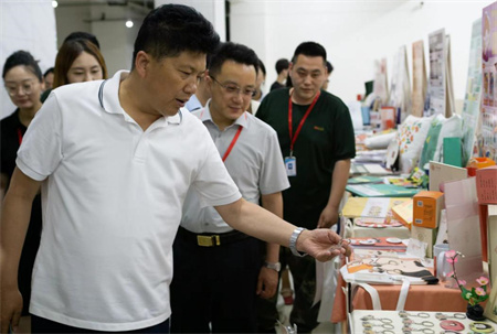 贺阳教育集团董事长莅临参观指导 beat365官网艺术学院2024届本科毕业设计作品展