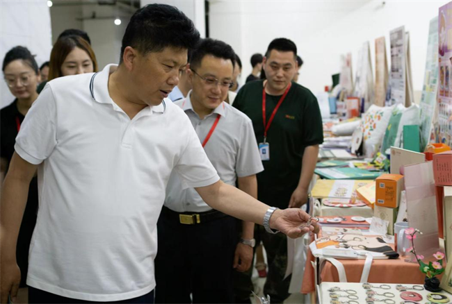 贺阳教育集团董事长莅临参观指导beat365官网艺术学院2024届本科毕业设计作品展