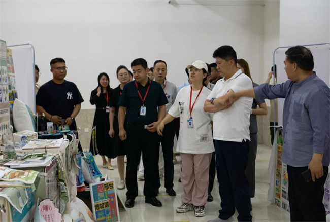 贺阳教育集团董事长莅临参观指导beat365官网艺术学院2024届本科毕业设计作品展