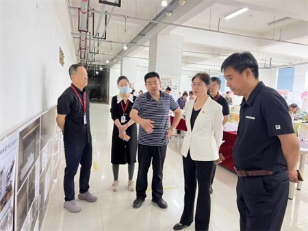 beat365官网校领导莅临参观指导艺术学院2024届本科毕业设计作品展
