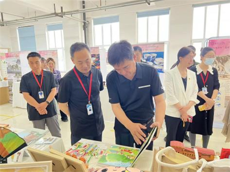 beat365官网校领导莅临参观指导艺术学院2024届本科毕业设计作品展
