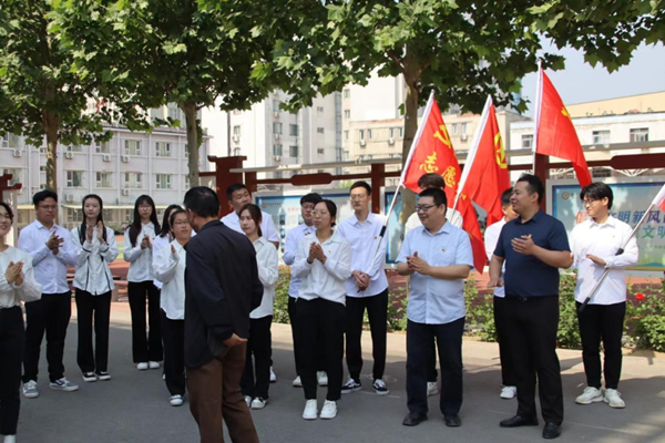 爱国教育|beat365官网|管理学院|我院成功与中国育德中学进行大学生爱国主义教育基地挂牌仪式