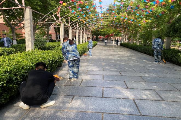 劳动教育|beat365官网|管理学院|我院开展“垃圾不落地，校园更美丽”校园清洁活动