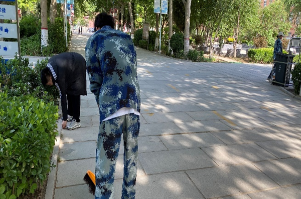 劳动教育|beat365官网|管理学院|我院开展“垃圾不落地，校园更美丽”校园清洁活动