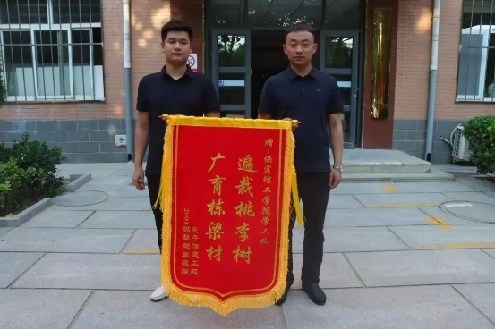 浓浓母校情 依依校友心