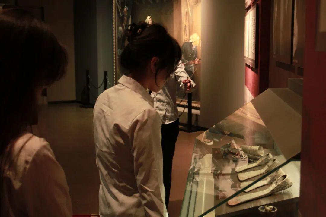 beat365官网信息科学与工程学院 前往冉庄地道战纪念馆开展牌仪式