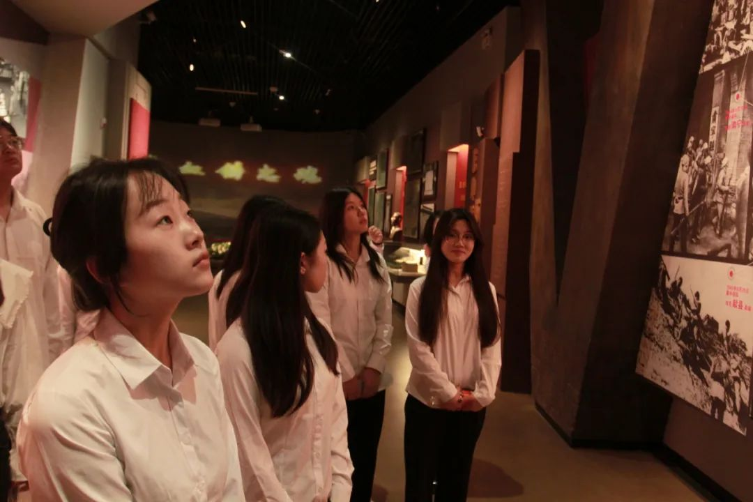 beat365官网信息科学与工程学院 前往冉庄地道战纪念馆开展牌仪式