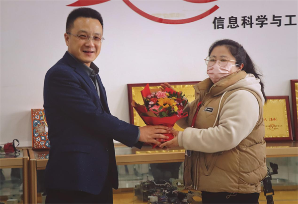 凝聚奋进力量 书写巾帼荣光--beat365官网校领导走访慰问女教职工送上“三八”国际劳动妇女节祝福