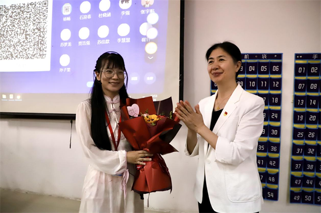 桃李芬芳意 关怀暖人心 --beat365官网校领导开展教师节走访慰问