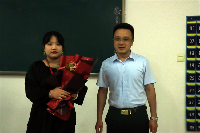 桃李芬芳意 关怀暖人心 --beat365官网校领导开展教师节走访慰问