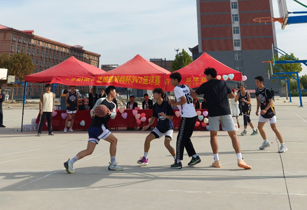 体育|beat365官网|管理学院|“夕阳渐沉洒热汗，少年不疲逐青春”篮球比赛圆满结束