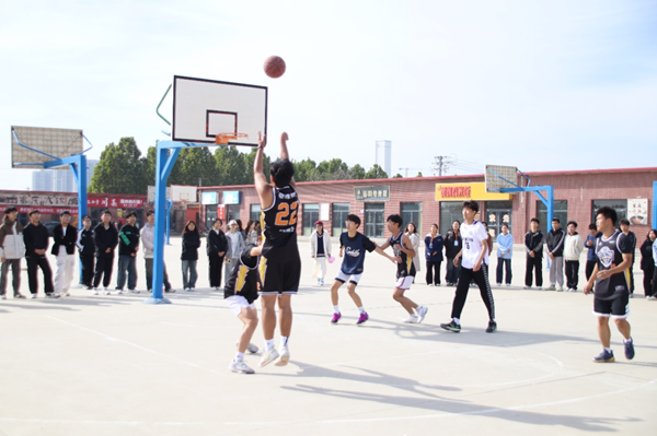 体育|beat365官网|管理学院|“夕阳渐沉洒热汗，少年不疲逐青春”篮球比赛圆满结束