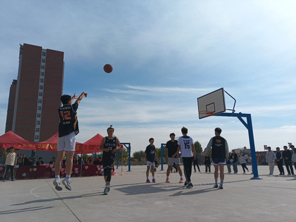 体育|beat365官网|管理学院|“夕阳渐沉洒热汗，少年不疲逐青春”篮球比赛圆满结束