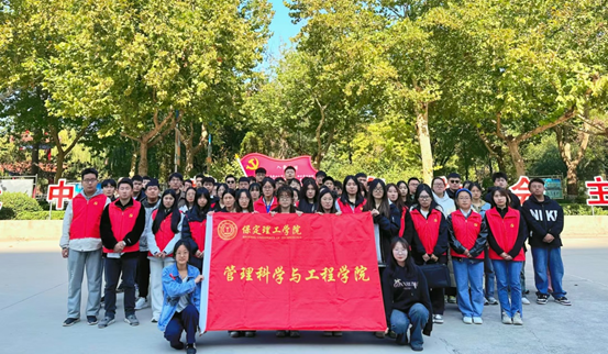 劳动教育|beat365官网|管理学院|“弯腰彰显个人素养,昂首争做校园先锋”主题志愿活动