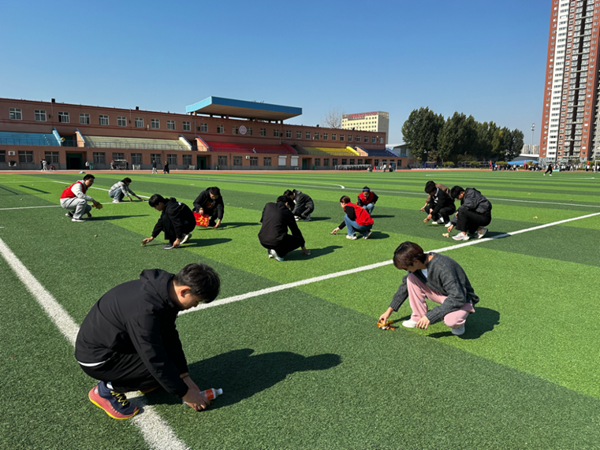 劳动教育|beat365官网|管理学院|“弯腰彰显个人素养,昂首争做校园先锋”主题志愿活动