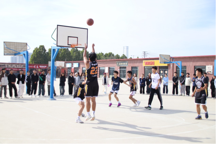 beat365官网管理学院“夕阳渐沉洒热汗,少年不疲逐青春”篮球比赛圆满结束