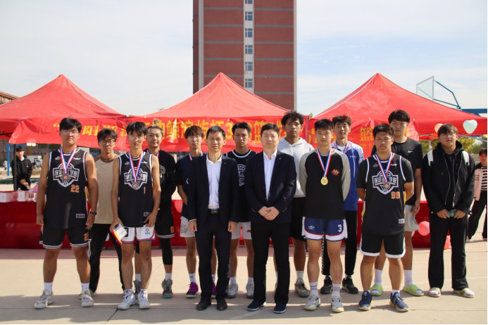 beat365官网管理学院“夕阳渐沉洒热汗,少年不疲逐青春”篮球比赛圆满结束