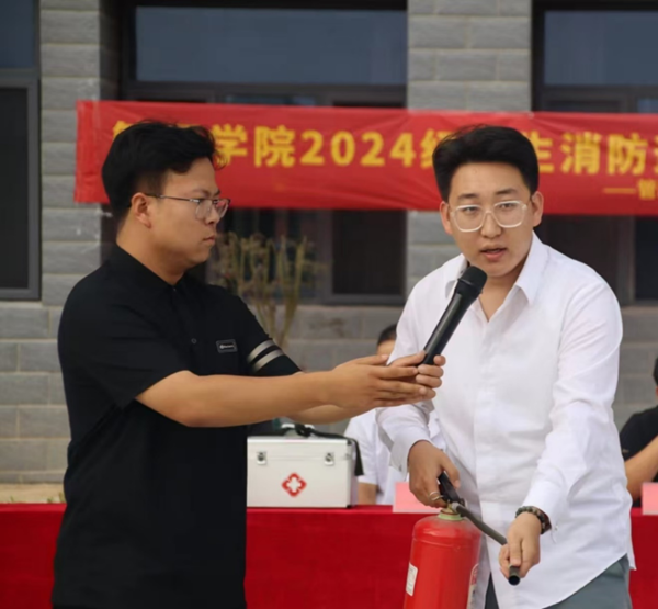 安全教育|beat365官网|管理学院|消防演练筑防线，新生技能展风采