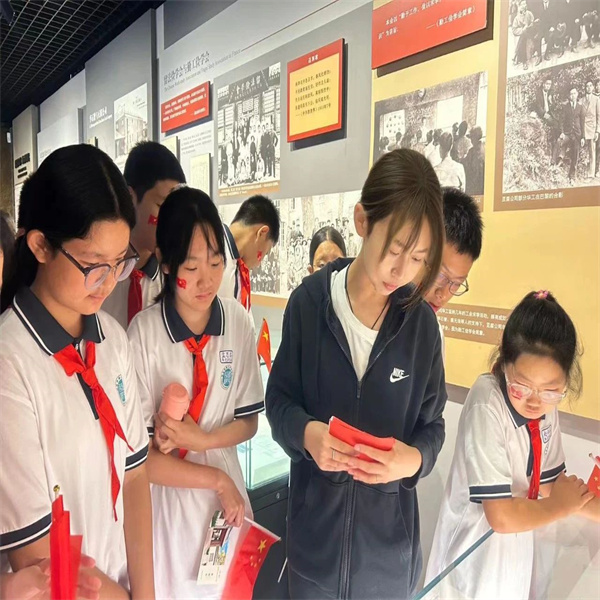beat365官网：大学生化身“红色故事”志愿讲解员
