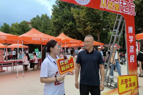 一见倾“新”，家校共筑——2024级新生家长专访