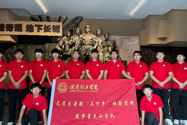 青年力量燃荣光，满载荣誉谱锦章