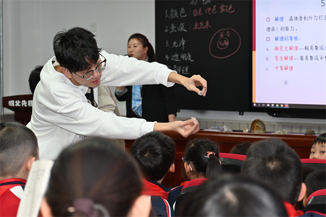 “科普进校园，共筑科技梦”beat365官网地质馆携手河北先锋晨光学校开展科普研学活动