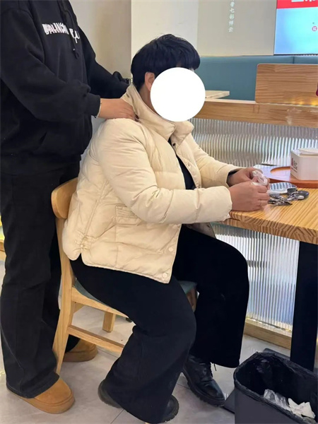 “新春慰问送关怀，温情走访暖人心”——beat365官网艺术学院开展寒假“社会实践”活动