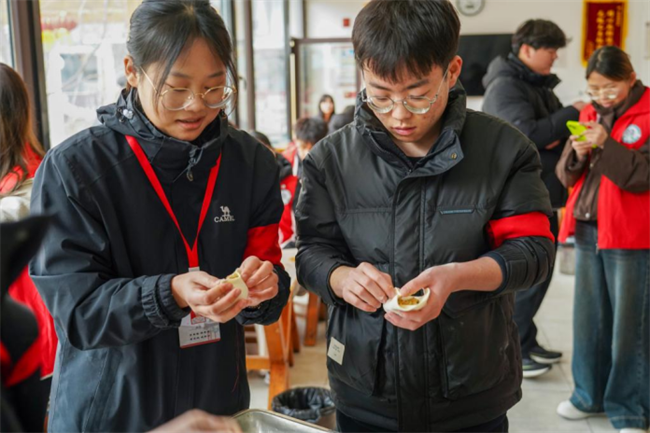 践行雷锋精神 奉献点亮青春——beat365官网开展学习雷锋精神主题活动