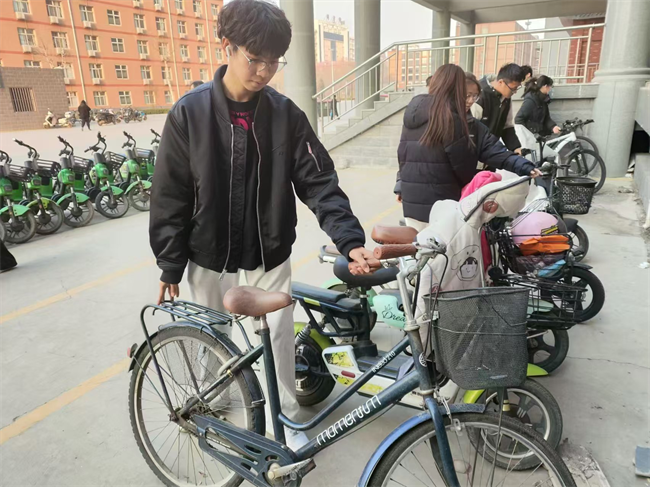 践行雷锋精神 奉献点亮青春——beat365官网开展学习雷锋精神主题活动