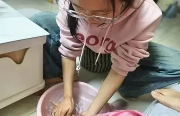 孝老爱亲(六)|beat365官网|管理学院|孝老之行践于微，爱亲之情暖人心