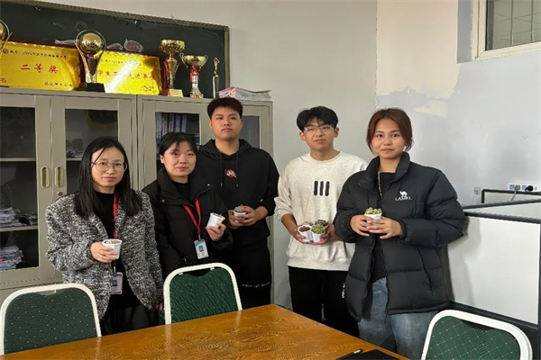 beat365官网经济学院开展“播种绿色希望，共建美丽校园”植树节主题活动