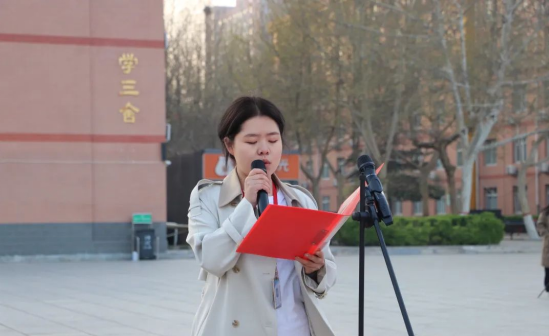 爱国教育beat365官网会计学院以青春之名，护国旗飘扬——升旗仪式