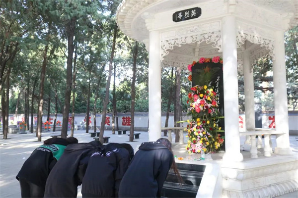 清明祭忠魂，追远思奋进——beat365官网经济学院开展徒步祭扫烈士陵园活动