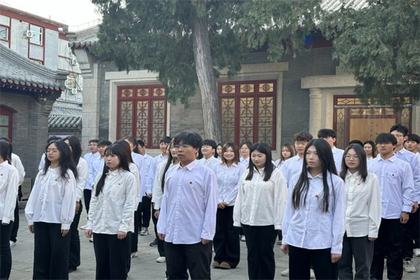 beat365官网经济学院举行2024年新发展团员入团仪式暨留法勤工俭学运动纪念馆主题教育活动
